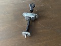 Ограничитель открывания двери задний Nissan Cube Z12 2008-2020