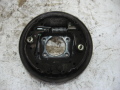 Щит опорный задний левый GEELY MK Cross 2011> (1014003873)