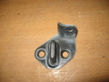 Ответная часть замка багажника левая Toyota Land Cruiser (100) 1998-2007(6946060020)
